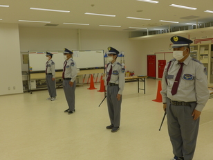 警備訓練必携／警備技術研究会￼ Yahoo!オークション - NA/L/警備訓練必携/発行 警備技術研究会