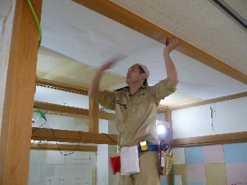 天井壁紙張り作業写真