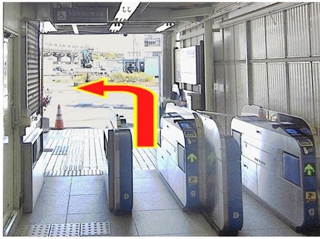 「整備場駅」の改札を出てスグに左折します。  整備場から１枚目  Ⓑモノレール下の信号を渡り、突き当りまで行きます。  整備場から２枚目  Ⓒ右側の青宙橋エレベーターに乗り２階に行きます。  整備場から３枚目  Ⓓ青宙橋を渡り、右側のエレベーターで１階に下ります。  整備場から４枚目  Ⓔエレベーターを出て左折し、川沿いの道を進みます。  整備場から五枚目  Ⓕ左側にある階段まで行きます。