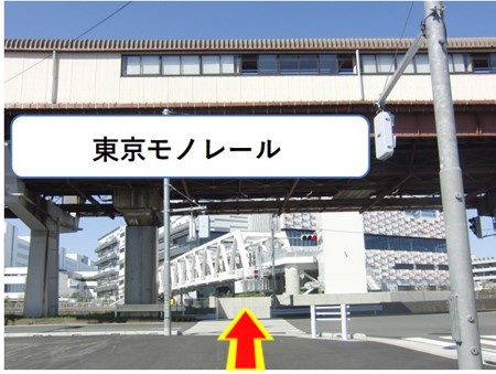 モノレール下の信号を渡り、突き当りまで行きます。