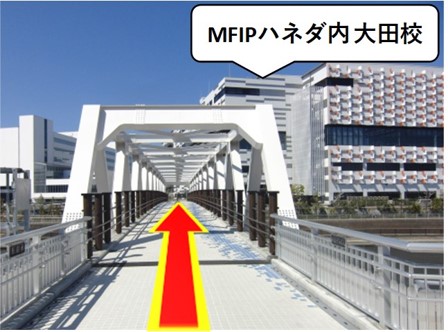 青宙橋を渡り、右側のエレベーターで１階に下ります。