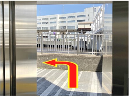 エレベーターを出て左折し、川沿いの道を進みます。